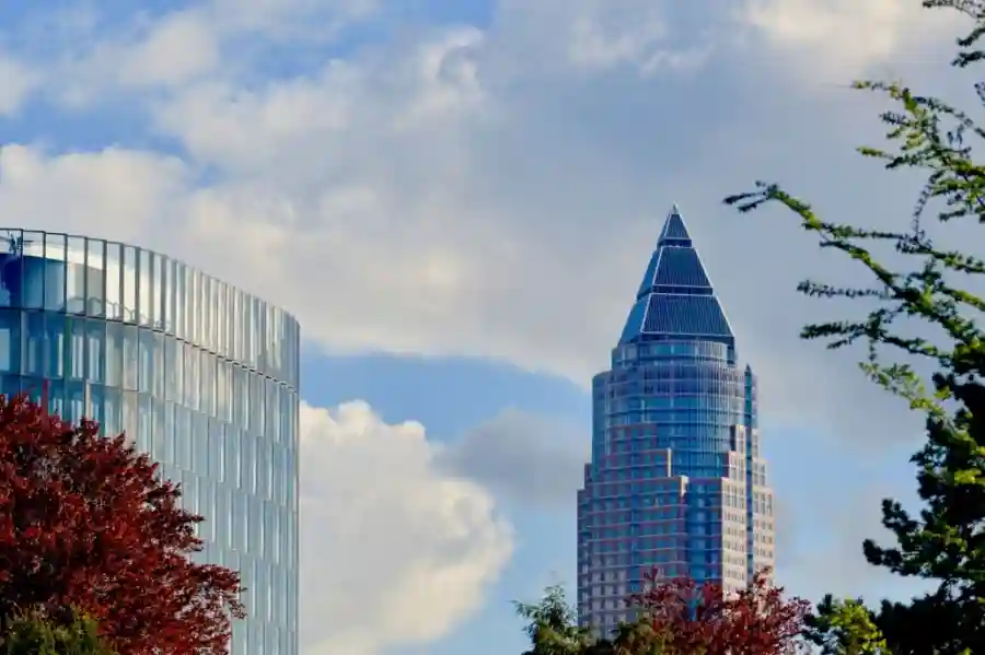 Frankfurter Bankenviertel mit Messeturm